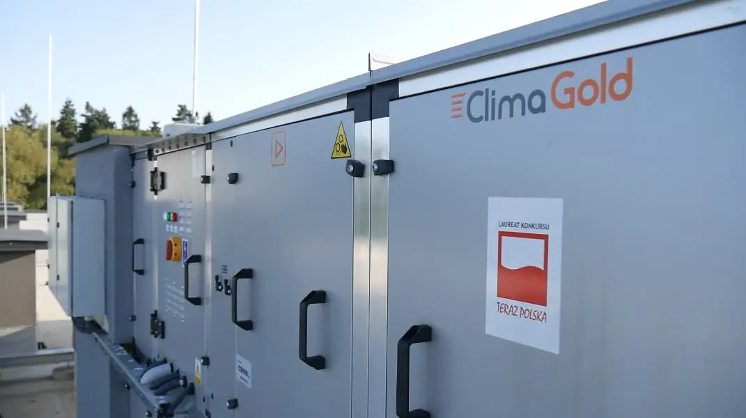 Припливно-витяжна установка Clima Gold з логотипом на покрівлі тренувальної бази ФК «Карпати»