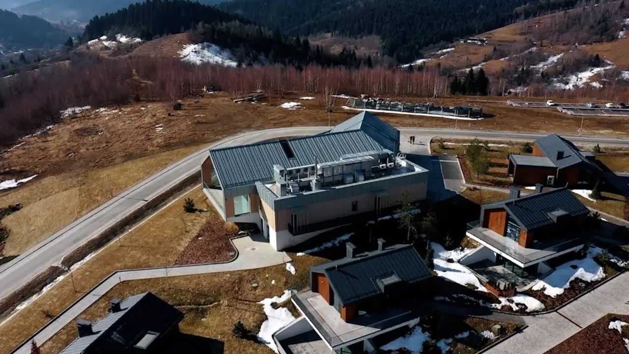 Дах будівлі з ресторанною та SPA-частиною, вентиляційне обладнання Clima Gold