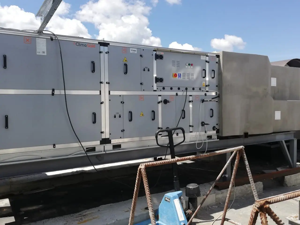 Секційна установка Clima Gold з логотипом на естакаді над покрівлею